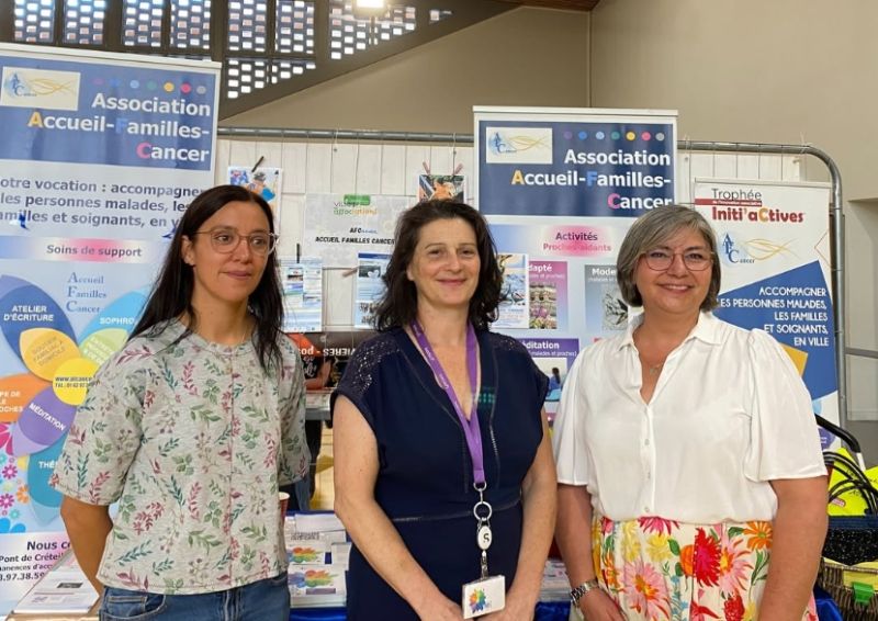 De gauche à droite :

• Mme Champcenest, adjointe à la santé de Chennevières-sur-Marne ;
• Chrystelle Girardet, présidente de l’association Accueil Familles Cancer – AFCancer ;
• Mme Grandjean, maire de Chennevières-sur-Marne.